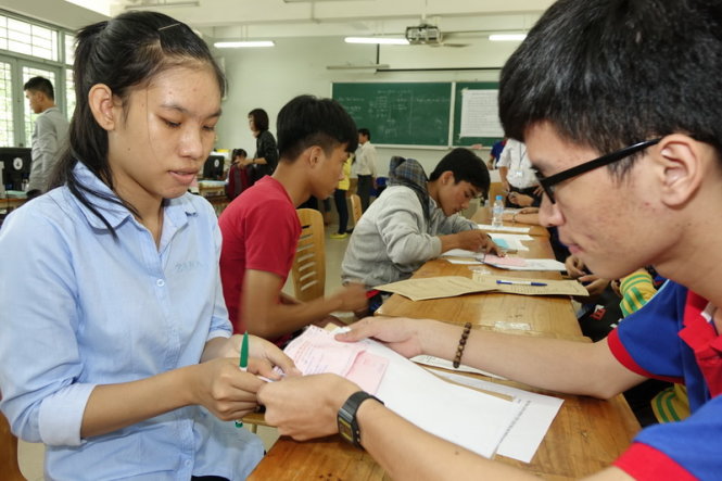 Thí sinh trúng tuyển làm thủ tục nhập học- Ảnh: NHƯ HÙNG