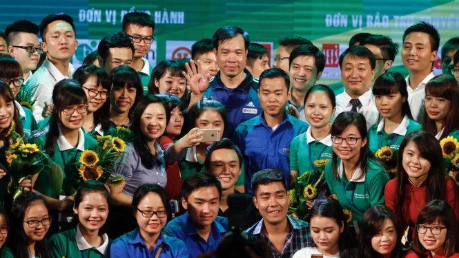 Các bạn trẻ chụp ảnh lưu niệm cùng xạ thủ Hoàn Xuân Vinh - Ảnh: NAM TRẦN