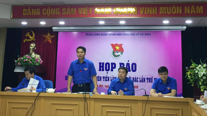 Ảnh bí thư thường trực TƯ Đoàn Nguyễn mạnh Dũng (ngòi thứ 4 từ trái qua) chủ trì buổi họp báo giới thiệu đại hội sáng 22-8 - Ảnh: ĐỨC BÌNH