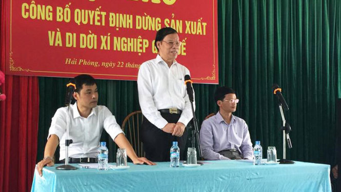Đại diện Tập đoàn Hapaco tại buổi công bố quyết định dừng hoạt động và di dời xí nghiệp sản xuất giấy đế - Ảnh: HOÀNG QUYÊN