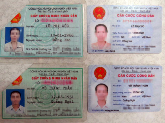 Thẻ căn cước của bà Cúc có dấu vân tay và dấu vết riêng không đúng, còn thẻ căn cước của chồng bà bị mờ, khó nhận dạng nên gặp trở ngại khi giao dịch. Trong khi CMND đã bị cắt góc không sử dụng được - Ảnh: ÁI NHÂN