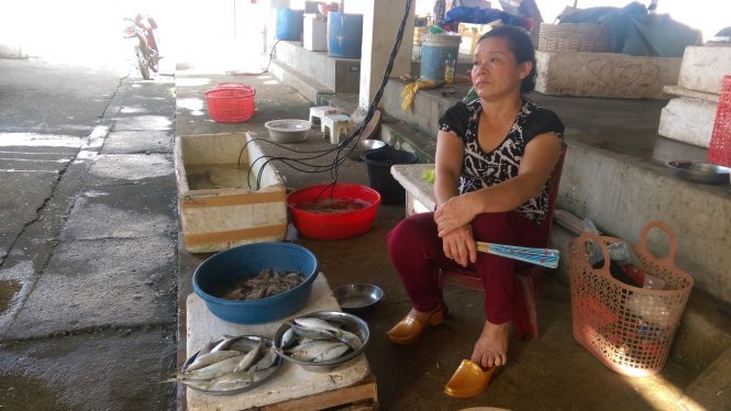 Chiều 22-8, chợ trung tâm thị xã Kỳ Anh, Hà Tĩnh đìu hiu cảnh mua bán cá biển khi chỉ có một tiểu thương bán là bà Nguyễn Thị Huân. Bà Huân cho biết chiều 22-8 có lấy hai mớ cá đốm biển về bán nhưng không ai hỏi mua - Ảnh: VĂN ĐỊNH