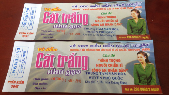 Cửa hàng thuốc tây phải mua 2 vé đôi với giá 200.000đ/vé - Ảnh: H.TRUNG