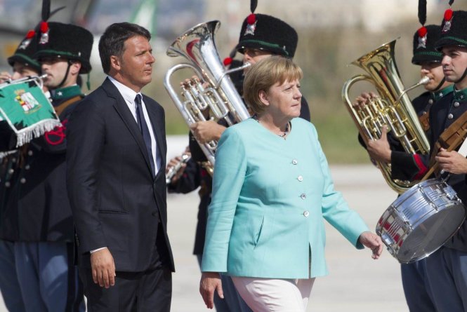 Thủ tướng Đức Angela Merkel và thủ tướng Italy Matteo Renzi tại Naples ngày 22-8 trong một cuộc họp của các lãnh đạo EU bàn về Brexit - Ảnh AP