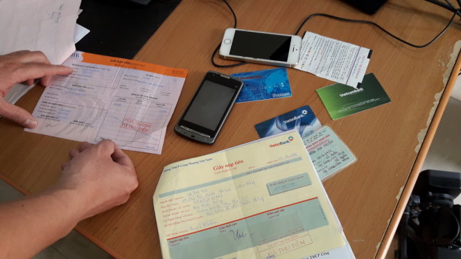 Số thẻ ATM liên quan đến vụ việc và tài liệu mà cơ quan công an thu được - Ảnh: Đ. HUY