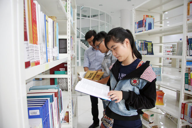 Thí sinh tham quan thư viện Học viện Cán bộ TP.HCM sau khi đăng ký xét tuyển vào học viện - Ảnh: T.Huỳnh