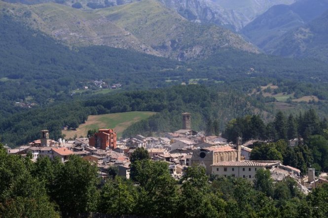 Toàn cảnh khu vực Amatrice bị tàn phá trong trận động đất ngày 24-8, ảnh chụp một ngày sau thiên tai - Ảnh: AFP