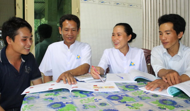 Học ở trường về, cái gì “không thông” bốn cha con ông Út Tiệp tiếp tục trao đổi có khi đến 1-2g sáng. Từ trái qua: Hà Minh Dương, ông Út Tiệp, Phạm Thị Anh Thư và Phạm Công Nhật - Ảnh: HÀ BÌNH