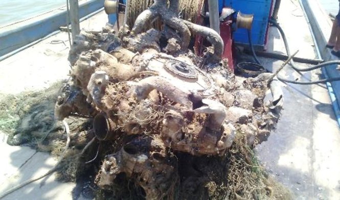Khối kim loại lạ nặng gần 2 tấn mà ngư dân Nghệ An vớt được ngày 26-8 - Ảnh: ĐẬU TRỌNG QUYẾT