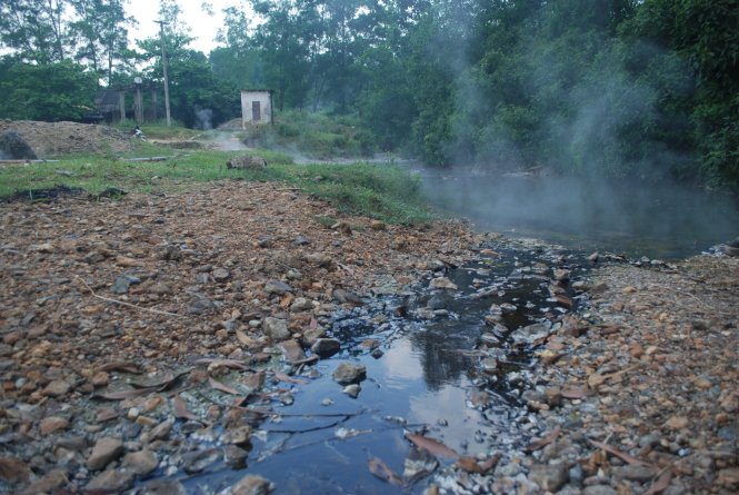 Suối nước nóng tự nhiên Bang với nhiệt độ 105 độ C sau nhiều năm bị Công ty TNHH Tập đoàn Đông Dương bỏ hoang nay đã thành suối hoang – ảnh: QUỐC NAM