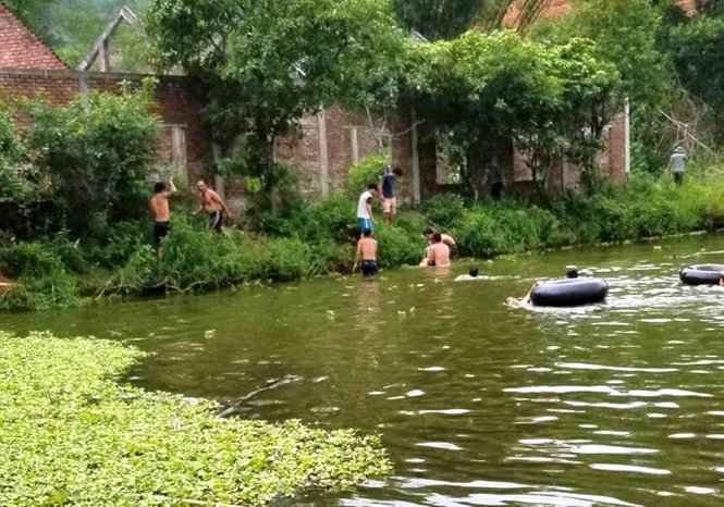 Chính quyền địa phương huy động người mới tìm kiếm thi thể hai cha con ông Thủy - Ảnh: THẮNG DINH
