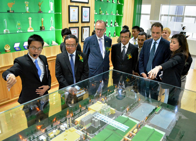 Công ty Bia Carlsberg Việt Nam giới thiệu về nhà máy bia Huế đặt tại Khu công nghiệp Phú Bài (Thừa Thiên - Huế) - Ảnh: GIA HƯNG