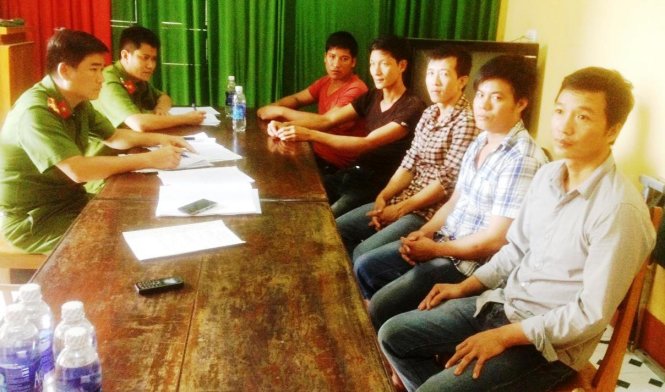 Năm người trong đường dây phá rừng pơ mu đã đầu thú sáng 30-8
