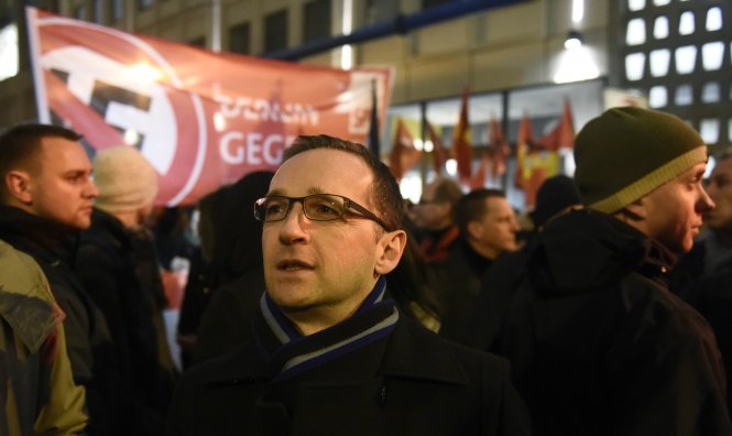 Bộ trưởng tư pháp Đức, ông Heiko Maas, đang tham gia một cuộc tuần hành tại Berlin - Ảnh: AFP
