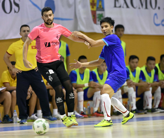 Đội tuyển futsal VN trong trận đấu giao hữu tại Tây Ban Nha. Ảnh: TÚ ANH
