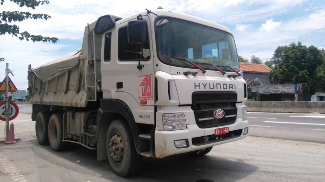 Xe tải biển số đỏ của công ty Thành An 195. Ảnh: LÊ TRUNG