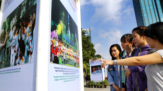 Bạn trẻ tham tham quan triển lãm 71 năm vang mãi hào khí Cách mạng tháng Tám và Quốc khánh 2-9 - Ảnh: NGỌC DƯƠNG