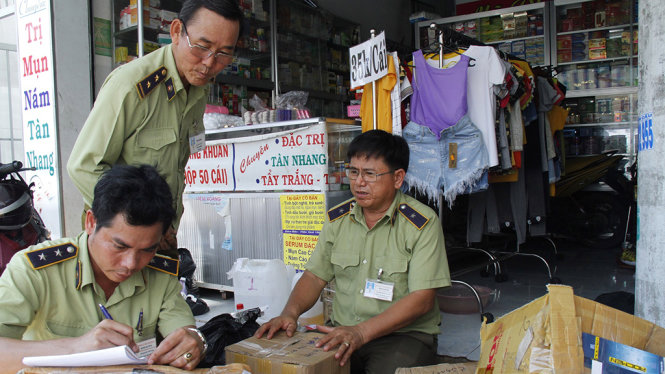 Lực lượng chức năng niêm phong số hàng - Ảnh: Xuân An