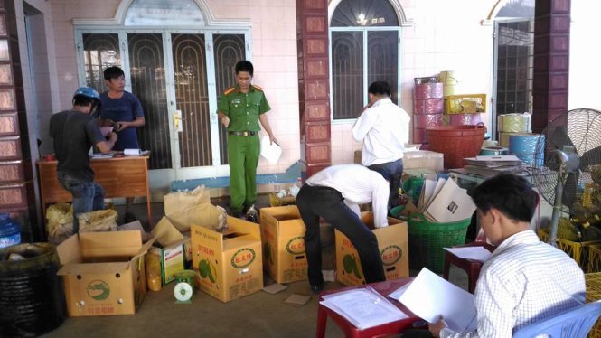 Lực lượng chức năng tiến hành thu giữ dụng cụ, hóa chất - Ảnh: ANH KHOA