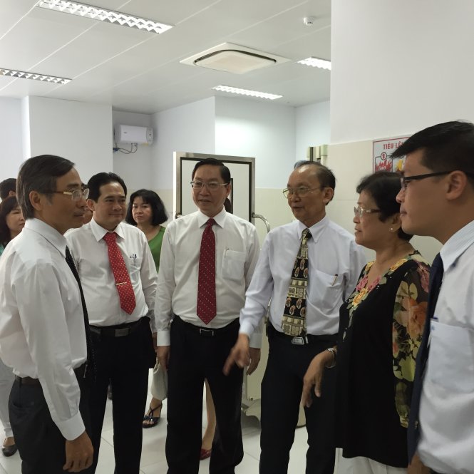 PGS.TS Nguyễn Tấn Bỉnh, giám đốc Sở Y tế TP.HCM (thứ ba từ trái qua), cùng với lãnh đạo ban giám đốc cũ và mới Bệnh viện Nhi Đồng 2 đi thăm khu khám bệnh - cấp cứu - điều trị mới - Ảnh: Thuỳ Dương