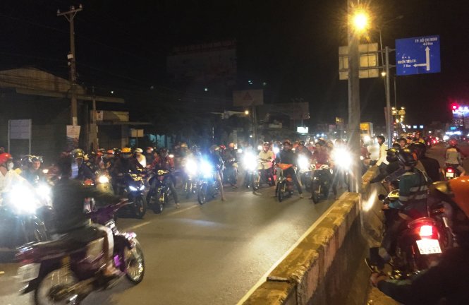 Nhóm “quái xế” chắn ngang QL51 đoạn gần ngã ba Nhơn Trạch (H.Long Thành, Đồng Nai) - Ảnh: NGỌC KHẢI
