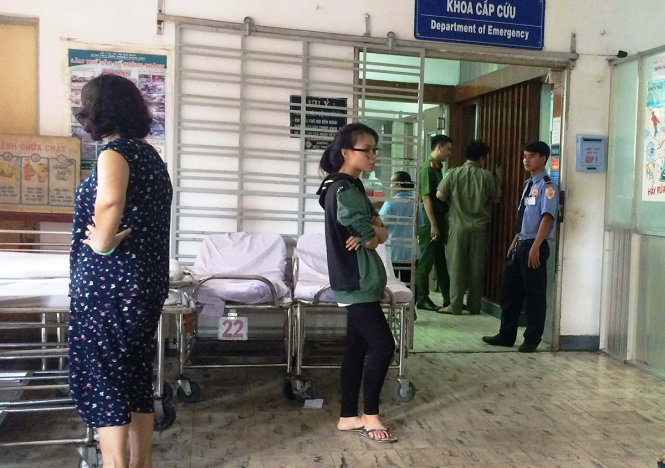 Cơ quan chức năng đang lấy thông tin tại khoa cấp cứu của bệnh viện Thống Nhất để diểu tra vụ việc - Ảnh: LÊ PHAN