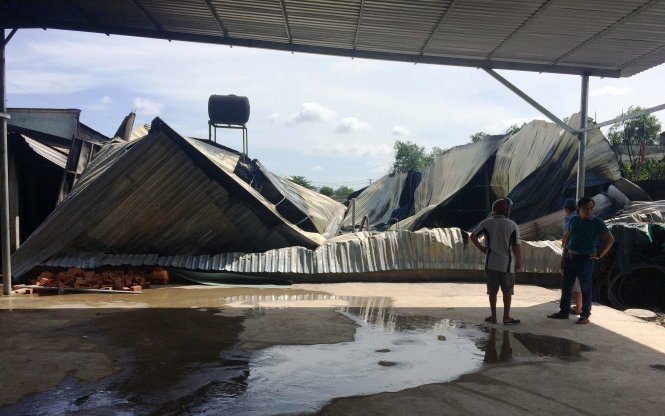 Vụ cháy đã khiến nhà xưởng bị thiêu rụi, sụp đổ hoàn toàn - Ảnh: LÊ PHAN