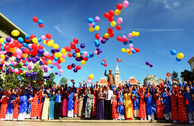 Ban lãnh đạo Thành phố cùng các cặp đôi cùng thả bóng bay lên trời - Ảnh: DUYÊN PHAN