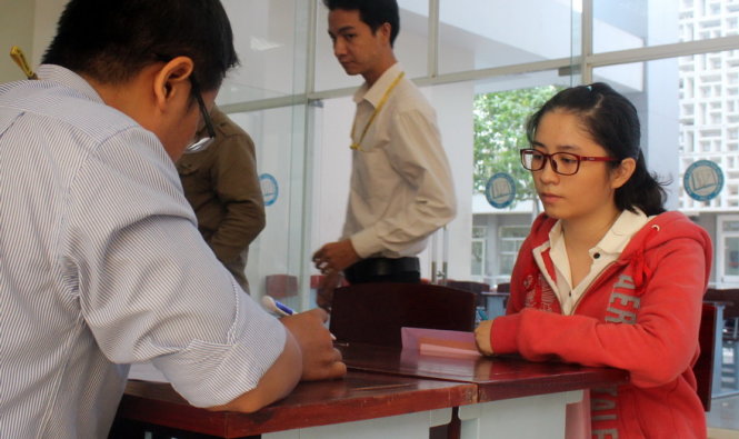 Thí sinh nộp hồ sơ đăng ký xét tuyển tại Trường ĐH Y dược TP.HCM - Ảnh: HẢI QUÂN