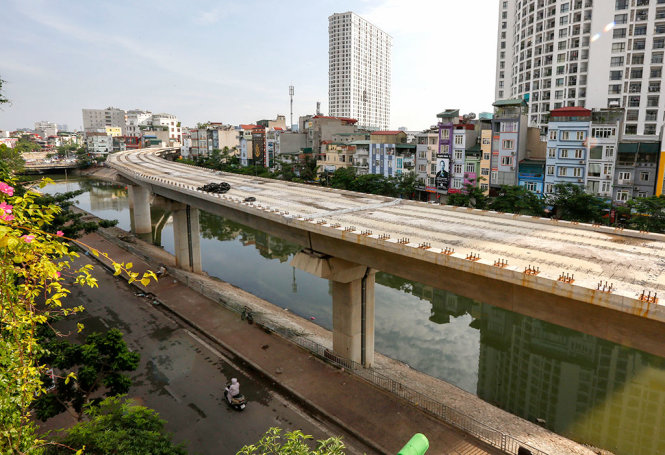 Những dự án ODA đội vốn góp phần làm tăng nợ công - gánh nặng cho tương lai. Trong ảnh: dự án đường sắt Cát Linh - Hà Đông đội vốn hơn 300 triệu USD - Ảnh: VIỆT DŨNG
