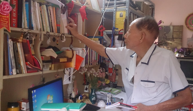 Dù hơn 90 tuổi nhưng ông Việt vẫn đọc sách hằng ngày -Ảnh: V.T.