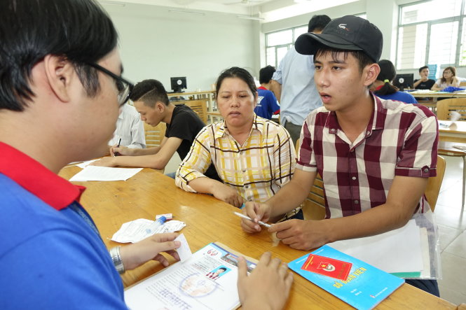 Tân sinh viên làm thủ tục nhập học tại Trường ĐH Sư phạm kỹ thuật TP.HCM - Ảnh: NHƯ HÙNG