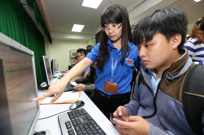 Thí sinh đăng ký xét tuyển trực tuyến tại Trường ĐH Khoa học tự nhiên (ĐHQG TP.HCM) - Ảnh: NHƯ HÙNG