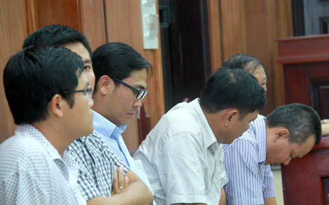 ​Có mặt tại phiên tòa, các bị cao nguyên là công an luôn cúi đầu - Ảnh: HỮU KHÁ
