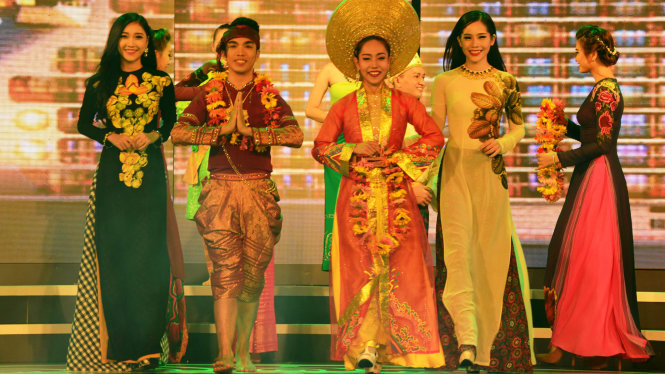 Một tiết mục văn nghệ trong lễ khai mạc - Ảnh: DUYÊN PHAN