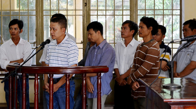 Nhóm cán bộ hầu tòa - Ảnh: LÊ TRUNG