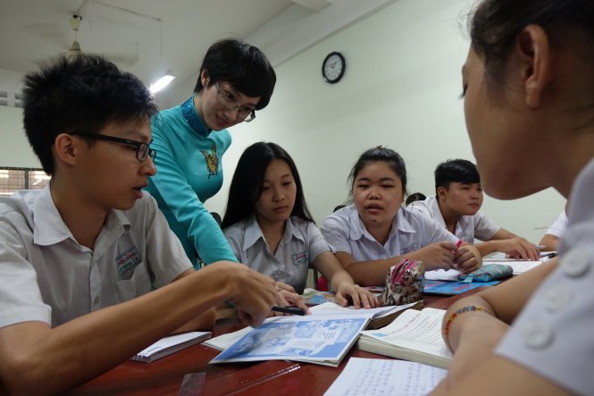 Học sinh Trường THPT Lương Thế Vinh, Q.1, TP.HCM trong buổi dạy học theo dự án văn học. Đây là trường được phép dạy 2 buổi/ngày từ nhiều năm nay - Ảnh: Như Hùng