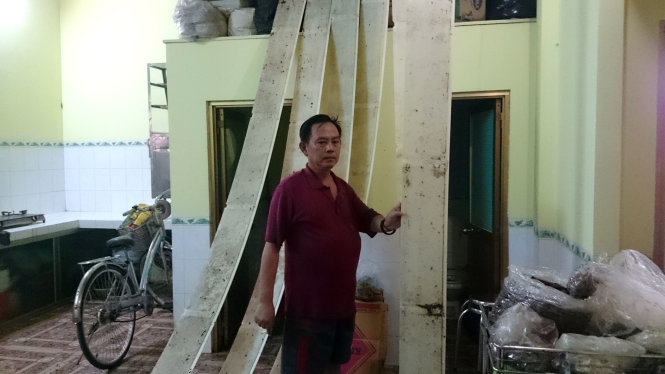 Nhà một người dân sập trần vì hứng trọn nước mưa từ nhà máy - Ảnh: SƠN LÂM