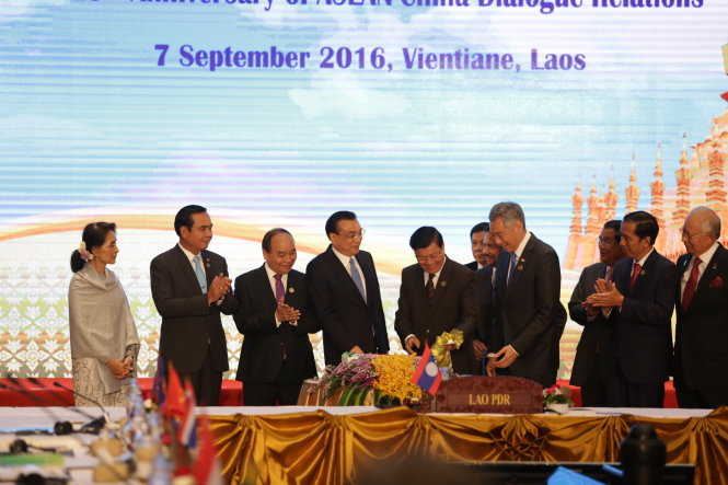 Lãnh đạo các nước ASEAN và Thủ tướng Trung Quốc Lý Khắc Cường chụp hình lưu niệm tại Hội nghị cấp cao ASEAN - Trung Quốc lần 19 tại thủ đô Vientiane ngày 7-9 - Ảnh: Phoonsab Thevongsa