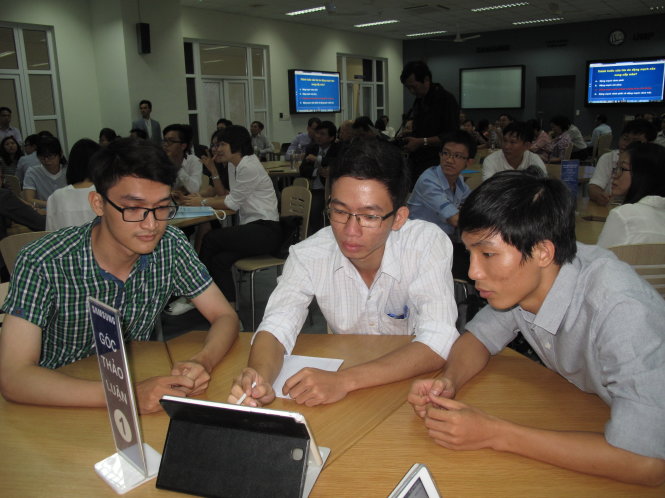 Sinh viên ĐH Y dược TP.HCM đang thử các chức năng của “giảng đường thông minh” vào sáng 6-9 - Ảnh: C.NHẬT
