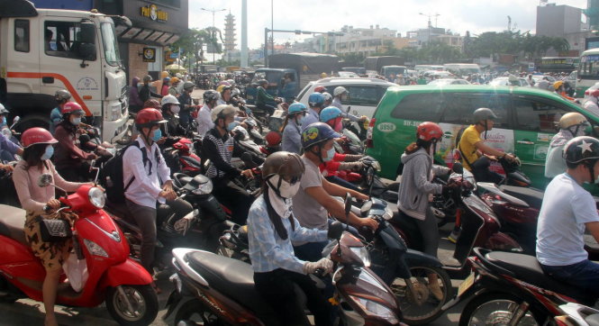 Khu vực vòng xoay Phạm Văn Đồng - Phan Văn Trị xe cũng chật như nêm - Ảnh: Q.KHẢI