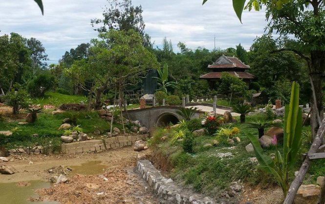Các hạng mục xây dựng không phép trong biệt phủ gồm: nhà lục giác và bờ kè hồ cá - Ảnh: XUÂN PHÚ