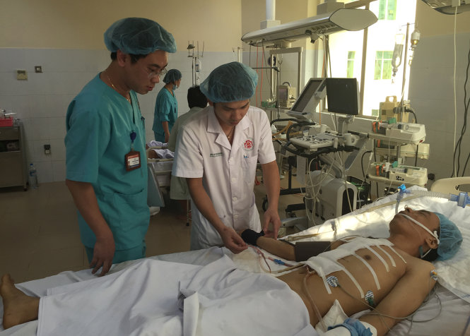 Bác sỹ thăm khám cho bệnh nhân Sửu một ngày sau ca mổ - Ảnh: THÚY ANH