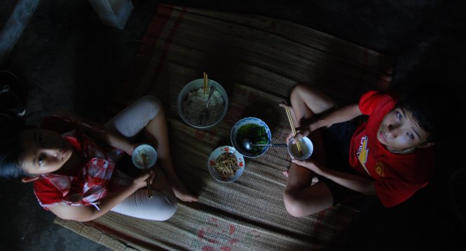 Bữa cơm đạm bạc và trống trãi mỗi ngày của hai anh em Thành và Thơ trước ngày Thành vào nhập học ở Sài Gòn - Ảnh: QUỐC NAM