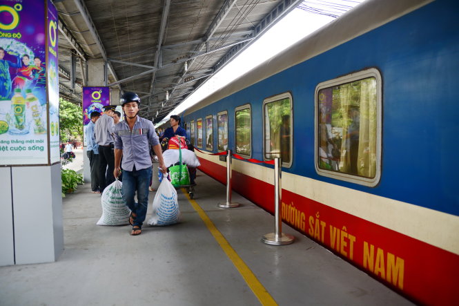 Cải thiện vệ sinh trên tàu, điều chỉnh giá vé hợp lý là mong muốn của nhiều hành khách. - Trong ảnh: Hành khách chuẩn bị lên tàu tại ga Sài Gòn Ảnh: Hữu Khoa
