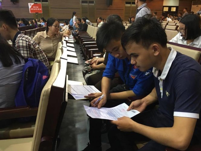 Tân sinh viên Mai Văn Hiền làm thủ tục nhập học tại Trường ĐH Kinh tế TP.HCM sáng 9-9 - Ảnh: NGỌC THÁI