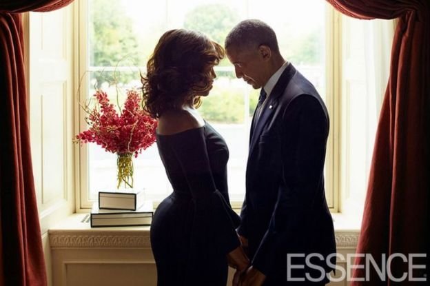 Nhìn bức ảnh này, nhiều người ngưỡng mộ ánh mắt ông Obama dành cho vợ, người khác lại 