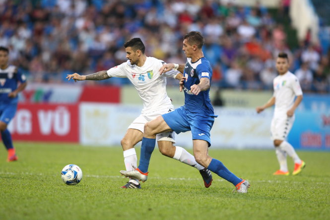 Hà Nội T&T (trắng) giành chiến thắng 1-0 trên sân của Thanh Quảng Ninh. Ảnh: ANH MINH