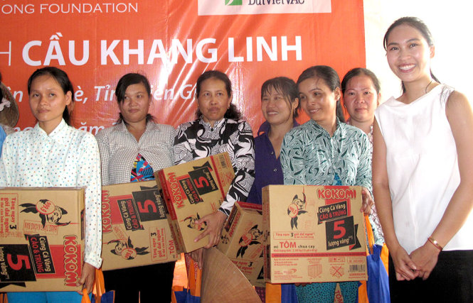Nam Phương (bìa phải) trao quà cho bà con nghèo trong dịp khánh thành cầu Khang Linh - Ảnh: C.NHẬT