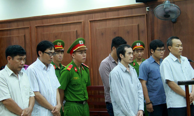 Các bị cáo nguyên là công an tại phiên tòa phúc thẩm - Ảnh: HỮU KHÁ